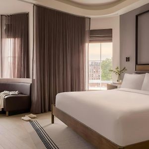 907 Main Hotel Central Square, Sonder